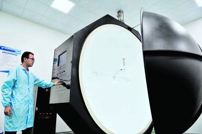 日前,海峡(连城)光电产业技术研究院检验检测中心技术人员对光电